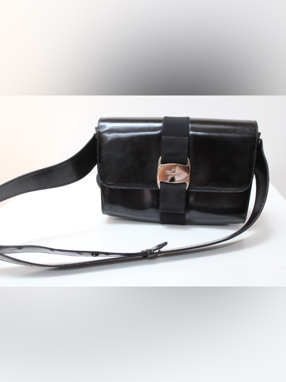 Beautiful vintage Salvatore Ferragamo Y2K style shoulder bag